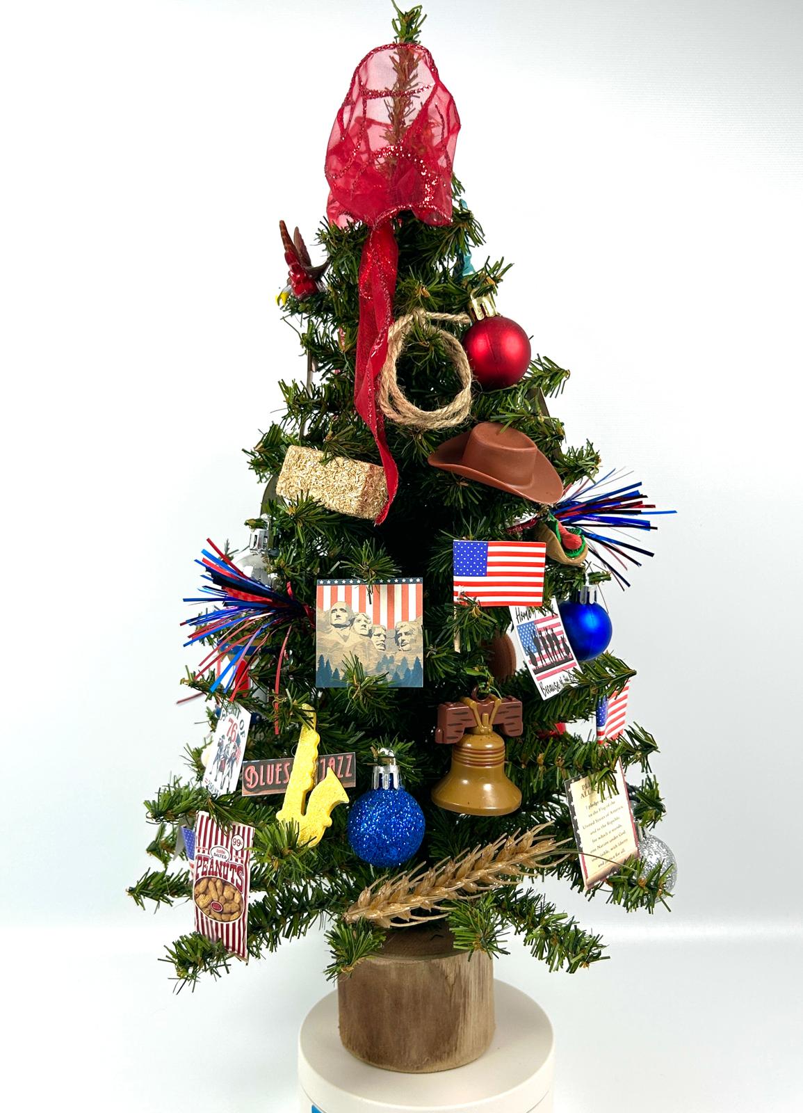 USA / United States / American Themed 18" Christmas Tree